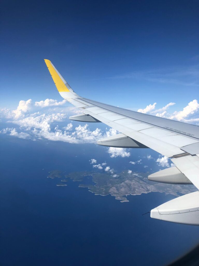 vuelo internacional para ilustrar la relación entre la huella de carbono y el turismo sostenible
