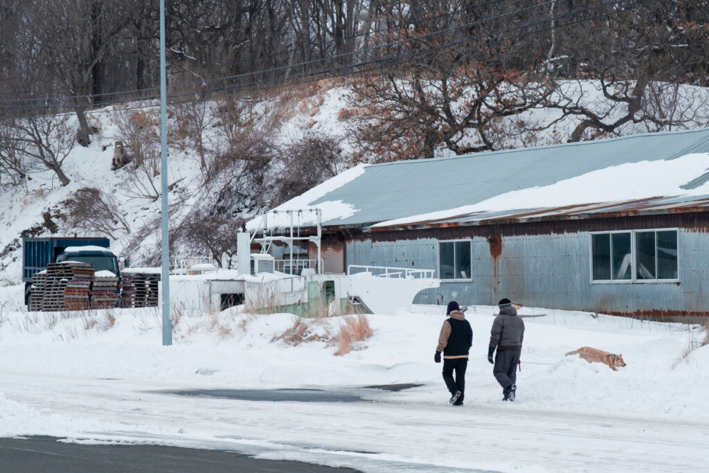 dos personas caminando por la nieve en hokkaido