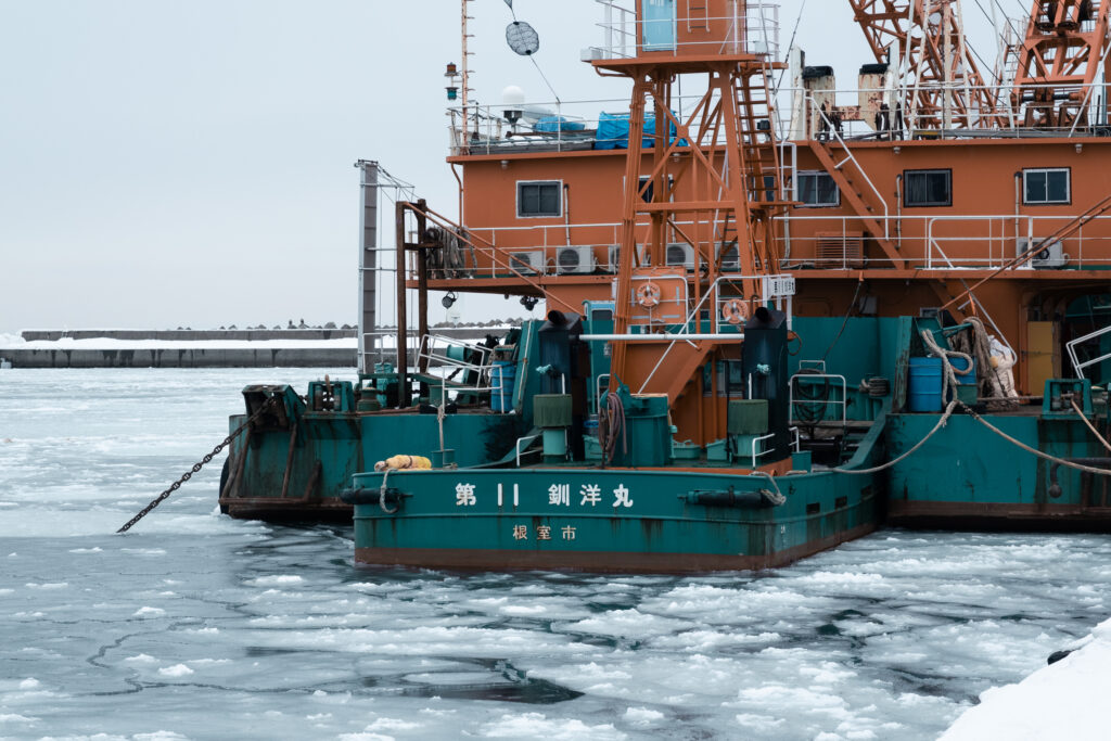 barco en medio del hielo en hokkaido