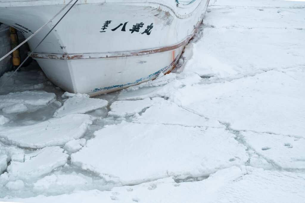 detalle de barco en medio de la nieve