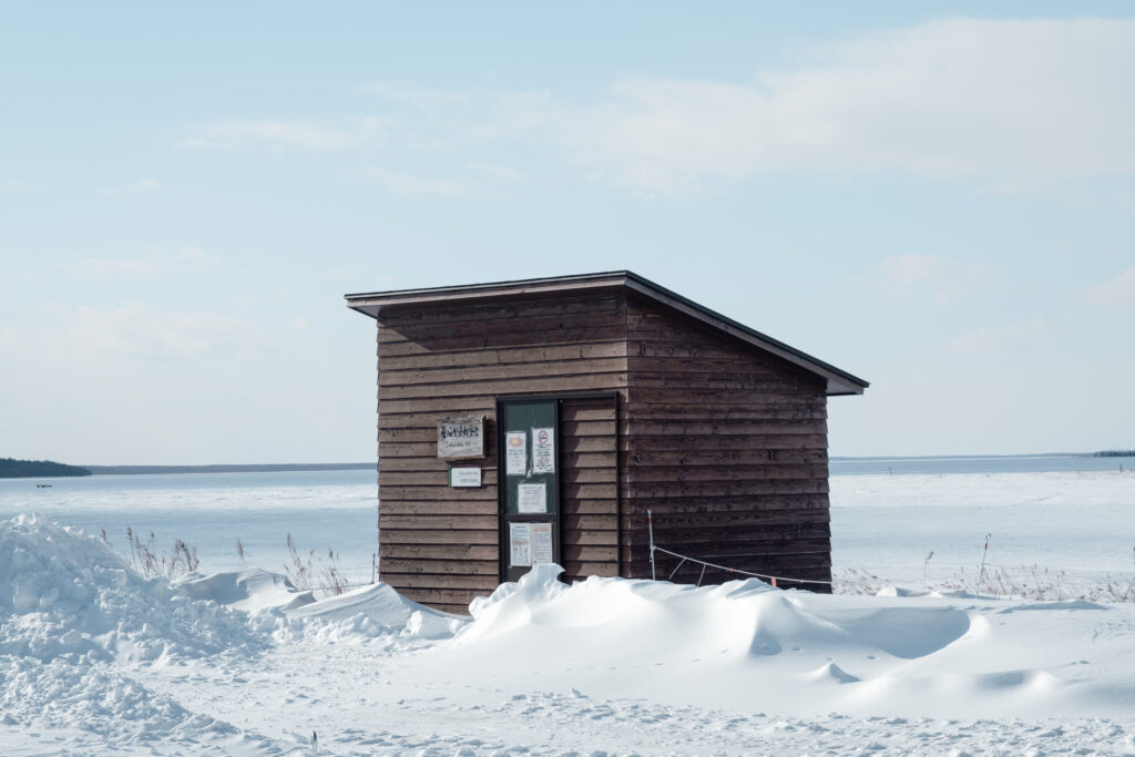 casa de observación de animales en medio de la nieve