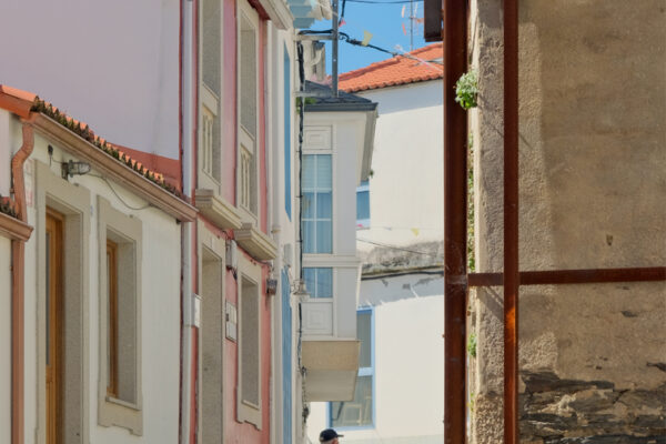 hombre sentado en un pueblo de Galicia