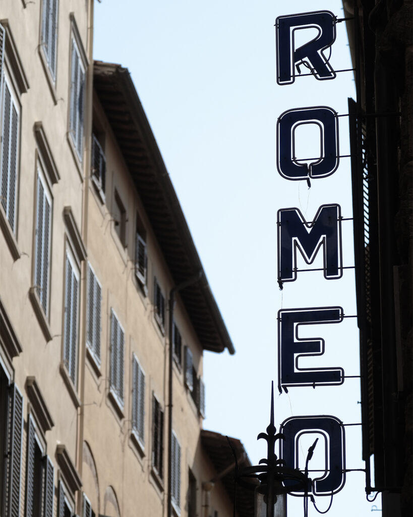 calle de Roma con un letrero de Romeo