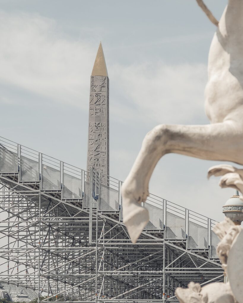 caballo y monumentos egipcio junto a obras para olimpíadas París