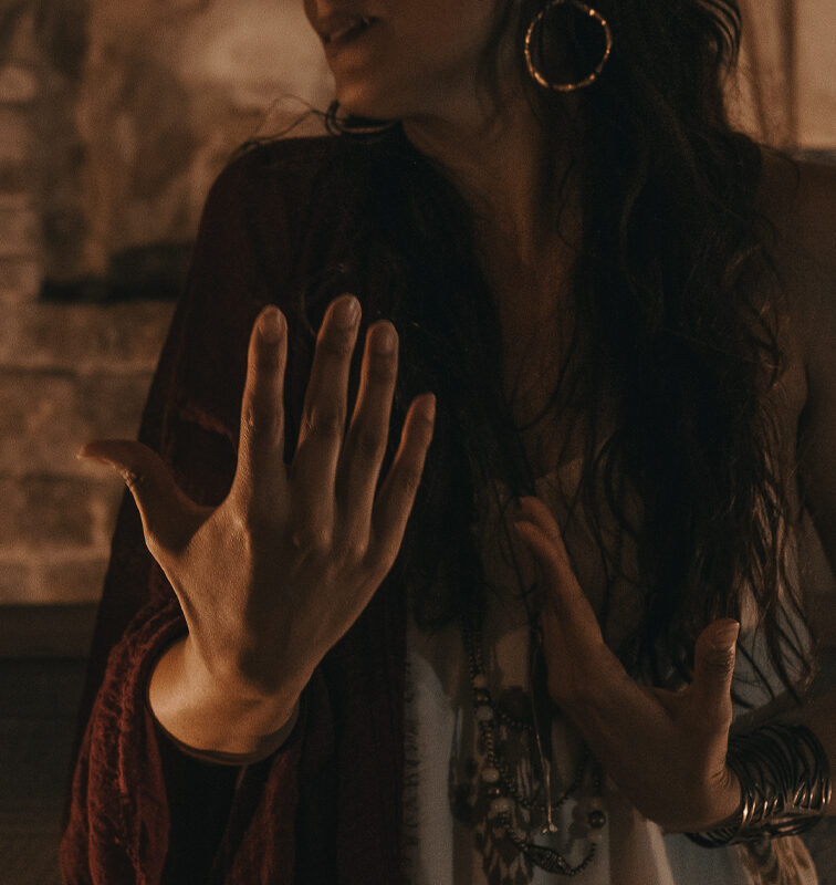 MUJER EN INGLESIA